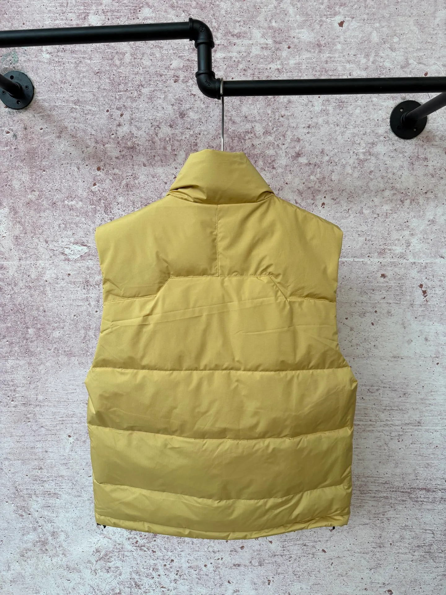 P500 Ralph Lauren embroidered down vest (top version of pure down) 100% pure down, a classic evergreen style, the same cold-proof artifact used by celebrities and Internet celebrities, 1:1 replica, from fabrics, fillings to auxiliary materials, all-round benchmarking against the original quality. It uses an imported Behringer embroidery machine, 10,000-needle electric embroidery technology, and imported No. 7 needles and embroidery thread to create a full, three-dimensional, clear-textured polo logo on the chest, which can be called a "moving texture badge." Double-layer locked velvet interior, bid farewell to the worry of velvet running away. The inner lining adopts a nylon double-layer sealed velvet structure to strictly prevent velvet drilling. The hem has a built-in adjustable drawstring, making it more windproof and cold-proof. Paired with a customized No. 8 YKK zipper, a must-have item for autumn and winter.